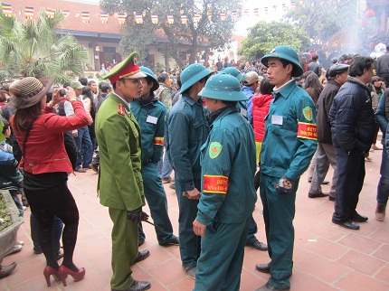 Cận cảnh người bu&ocirc;n tiền lẻ  &ldquo;ngụy trang&rdquo; ở hội Lim 2