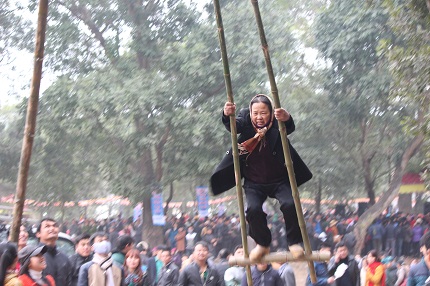 Cho&aacute;ng với những cụ b&agrave; gần 80 tuổi chơi đu ti&ecirc;n tại Hội Lim 4