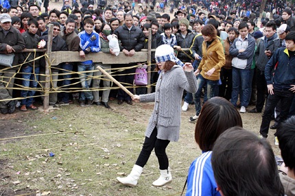 Cho&aacute;ng với những cụ b&agrave; gần 80 tuổi chơi đu ti&ecirc;n tại Hội Lim 10