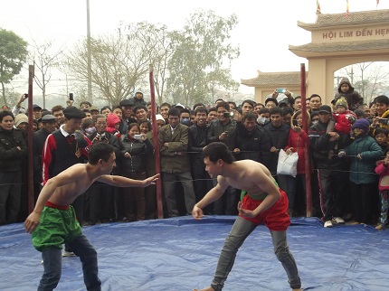 Cho&aacute;ng với những cụ b&agrave; gần 80 tuổi chơi đu ti&ecirc;n tại Hội Lim 9