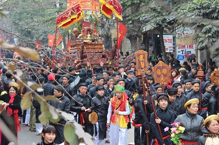 Lễ hội Đền V&agrave;: H&agrave;ng ngh&igrave;n người chen ch&uacute;c &ldquo;chui&rdquo; qua kiệu Th&aacute;nh  2