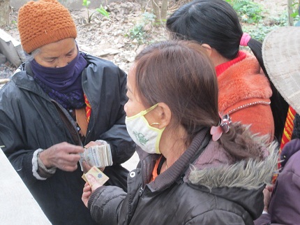 Cận cảnh người bu&ocirc;n tiền lẻ  &ldquo;ngụy trang&rdquo; ở hội Lim 6