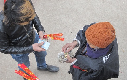 Cận cảnh người bu&ocirc;n tiền lẻ  &ldquo;ngụy trang&rdquo; ở hội Lim 5