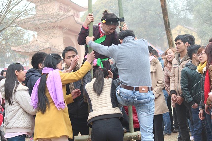 Cho&aacute;ng với những cụ b&agrave; gần 80 tuổi chơi đu ti&ecirc;n tại Hội Lim 8