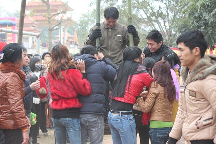 Cho&aacute;ng với những cụ b&agrave; gần 80 tuổi chơi đu ti&ecirc;n tại Hội Lim 7