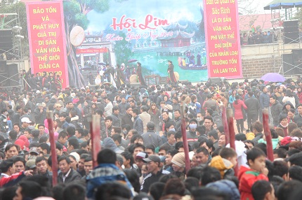 Cho&aacute;ng với những cụ b&agrave; gần 80 tuổi chơi đu ti&ecirc;n tại Hội Lim 1