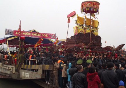 Lễ hội Đền V&agrave;: H&agrave;ng ngh&igrave;n người chen ch&uacute;c &ldquo;chui&rdquo; qua kiệu Th&aacute;nh  10