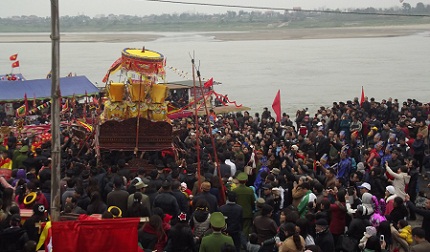 Lễ hội Đền V&agrave;: H&agrave;ng ngh&igrave;n người chen ch&uacute;c &ldquo;chui&rdquo; qua kiệu Th&aacute;nh  9