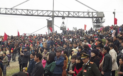 Lễ hội Đền V&agrave;: H&agrave;ng ngh&igrave;n người chen ch&uacute;c &ldquo;chui&rdquo; qua kiệu Th&aacute;nh  11