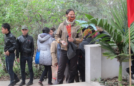 Cận cảnh người bu&ocirc;n tiền lẻ  &ldquo;ngụy trang&rdquo; ở hội Lim 4