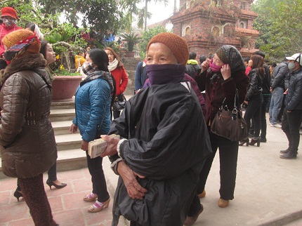 Cận cảnh người bu&ocirc;n tiền lẻ  &ldquo;ngụy trang&rdquo; ở hội Lim 3