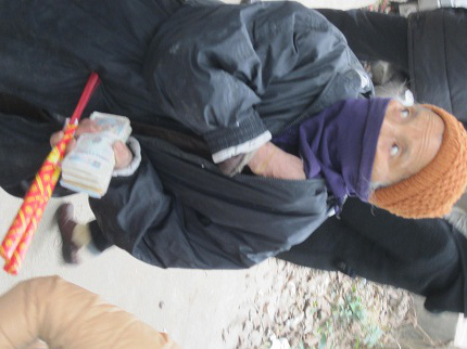 Cận cảnh người bu&ocirc;n tiền lẻ  &ldquo;ngụy trang&rdquo; ở hội Lim 7