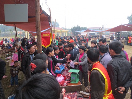 Lễ hội chọi tr&acirc;u Vĩnh Ph&uacute;c: Người d&acirc;n &ldquo;được m&ugrave;a chặt ch&eacute;m&rdquo; 3