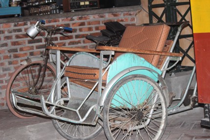 Đắt kh&aacute;ch nh&agrave; h&agrave;ng b&aacute;n đồ ăn thời bao cấp ở H&agrave; Nội  7