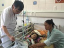 Con suýt gặp họa vì cha mẹ đắp lá chữa bỏng - GDN