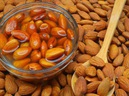 Ngâm hạnh nhân trước khi ăn và những lợi ích bất ngờ Ngâm hạnh nhân trước khi ăn và những lợi ích bất ngờ