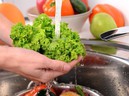 3 sự thật về việc ngâm rau bằng nước muối: Không chỉ có hại, nếu lạm dụng còn nguy hiểm - GDN