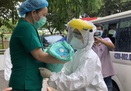 TIN VUI: Sản phụ mắc COVID-19 được chữa khỏi được xuất viện cùng con gái mới sinh