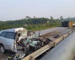 Xe 7 chỗ nát bét trên cao tốc, 3 người Hàn Quốc tử vong