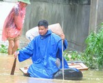 Hình ảnh người dân Quảng Ninh nhọc nhằn đi qua mưa lũ dị thường