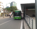 Xem buýt nhanh của Hà Nội lần đầu xuống phố và có xe &apos;hộ tống&apos;