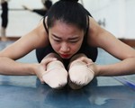 Nữ sinh &eacute;p c&acirc;n, chịu đau đớn để theo nghề m&uacute;a