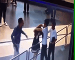 &apos;Soái ca&apos; áo đen giải cứu nữ nhân viên bị đánh ở sân bay Nội Bài là ai?