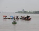 Huy động nhiều thuyền máy tìm kiếm 2 học sinh chết đuối trên sông Hồng
