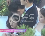Song Hye Kyo và Song Joong Ki nắm tay nhau tiến vào lễ đường