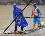 Người dân mua thuyền, làm bè tìm kiếm 10 nạn nhân mất tích sau lũ quét kinh hoàng ở Yên Bái