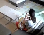 Bảo mẫu lén lút uống trộm sữa mẹ của trẻ sơ sinh