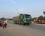 Bắc Giang: Lạ kỳ xe tải trọng lớn chạy rầm rập qua mặt cảnh sát giao thông