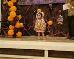 "Cân" hết mọi loại ma quỷ, cô bé Philippines nổi tiếng toàn cầu với màn ôm đầu đi xin kẹo Halloween