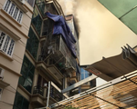 Hà Nội: Thắp hương cúng mùng 1, ngôi nhà trên phố Núi Trúc bốc cháy dữ dội