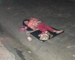Xót xa bé gái 5 tuổi ngủ vỉa hè trong đêm lạnh: “Không thể đưa vào trung tâm bảo trợ ngay được”