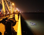 Huy động ca nô tìm kiếm ô tô mất lái lao từ cầu Chương Dương xuống sông Hồng