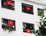 Cư dân &apos;nhuộm đỏ&apos; khu chung cư bằng cờ Tổ quốc cổ vũ cho đội tuyển Việt Nam