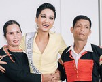 Xúc động hình ảnh lam lũ của bố mẹ Hhen Niê sau hào quang Top 5 Hoa hậu Hoàn vũ
