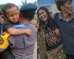 Chồng mất vợ, con lạc cha mẹ, người sống sót nhận thi thể thân nhân sau khi sóng thần cướp đi gần 400 mạng sống