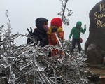 Đỉnh Mẫu Sơn: Băng tuyết bất ngờ phủ trắng mái nhà dân