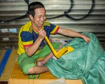 Người vô gia cư ở Hà Nội co ro trong đêm rét buốt đến tê người