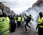 Người biểu tình đốt xe, ném hơi cay vào cảnh sát Paris