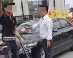 Diễn biến mới vụ kẻ cầm điếu cày, người giơ “thẻ đỏ” hung hăng sau va chạm giao thông