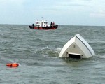 Chìm thuyền giữa sông khiến 5 cửu vạn tử vong và 4 người mất tích