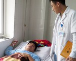 Thầy gi&aacute;o bị phụ huynh đ&aacute;nh g&atilde;y sống mũi v&igrave; phạt học sinh