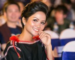 Nhan sắc cùng trang phục đặc biệt của Hhen Niê khiến MC Thụy Vân và khán giả Thủ đô ngạc nhiên