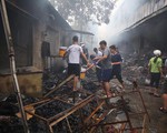 Vụ cháy chợ thiêu rụi hàng loạt ki ốt ở Hà Nội: Do người dân đốt hương ngày rằm hoặc chập cháy điện ?