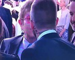 Khoảnh khắc Elton John hôn David Beckham gây xôn xao