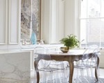 Kết hợp bàn gỗ kiểu cũ với ghế hiện đại - xu hướng mới cho phòng ăn gia đình