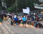 Hàng trăm người dân đổ xô hôi đồ cúng, cướp lộc ở chùa Hương